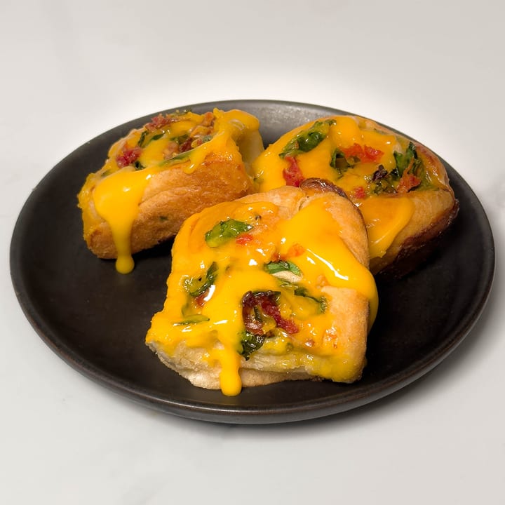 Cheesy Spinach and Sun-Dried Tomato Rolls | VELVEETA | United States | Recipes - Kraft Heinz