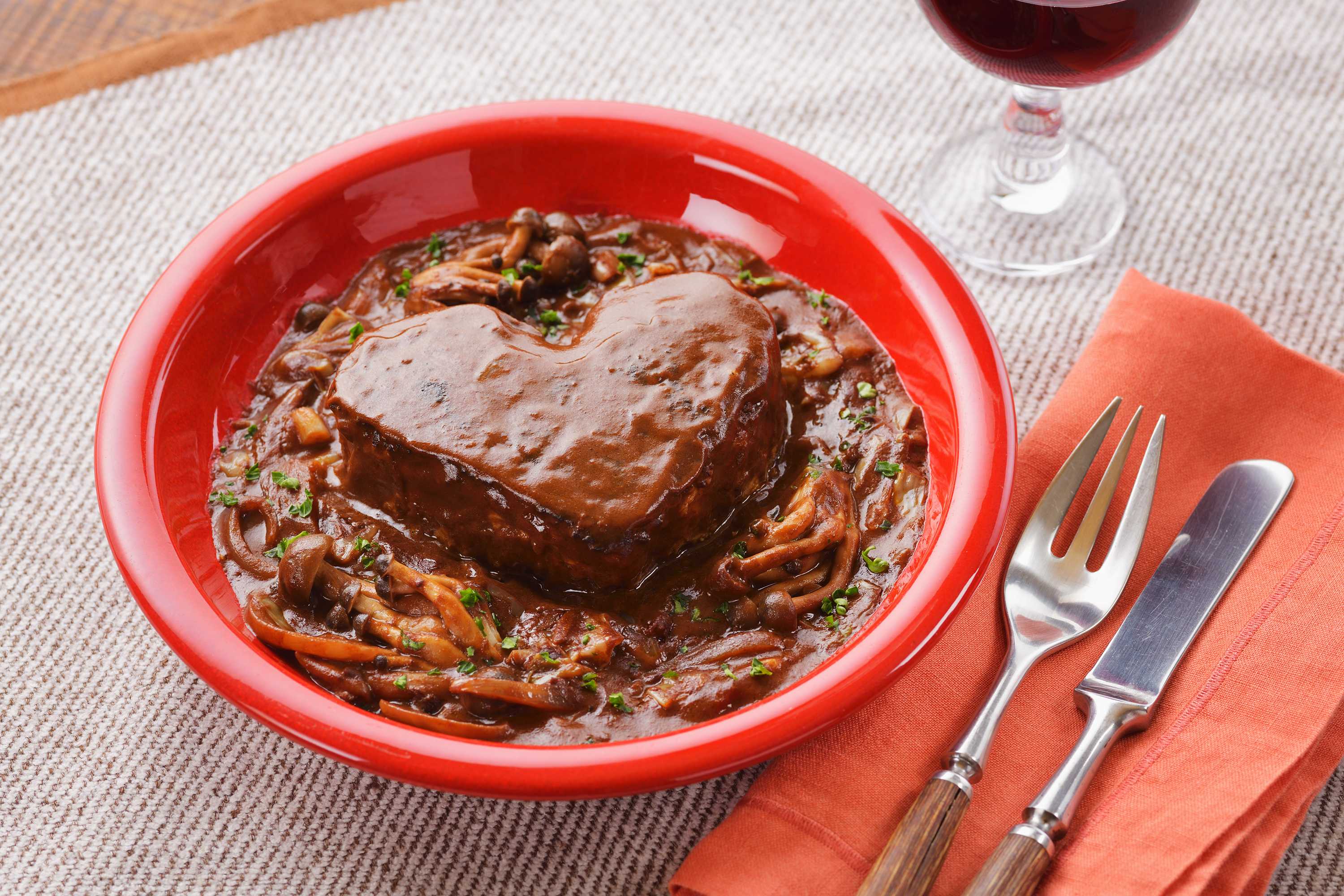 隠し味はチョコレート！ハートの煮込みハンバーグ | HEINZ | Japan