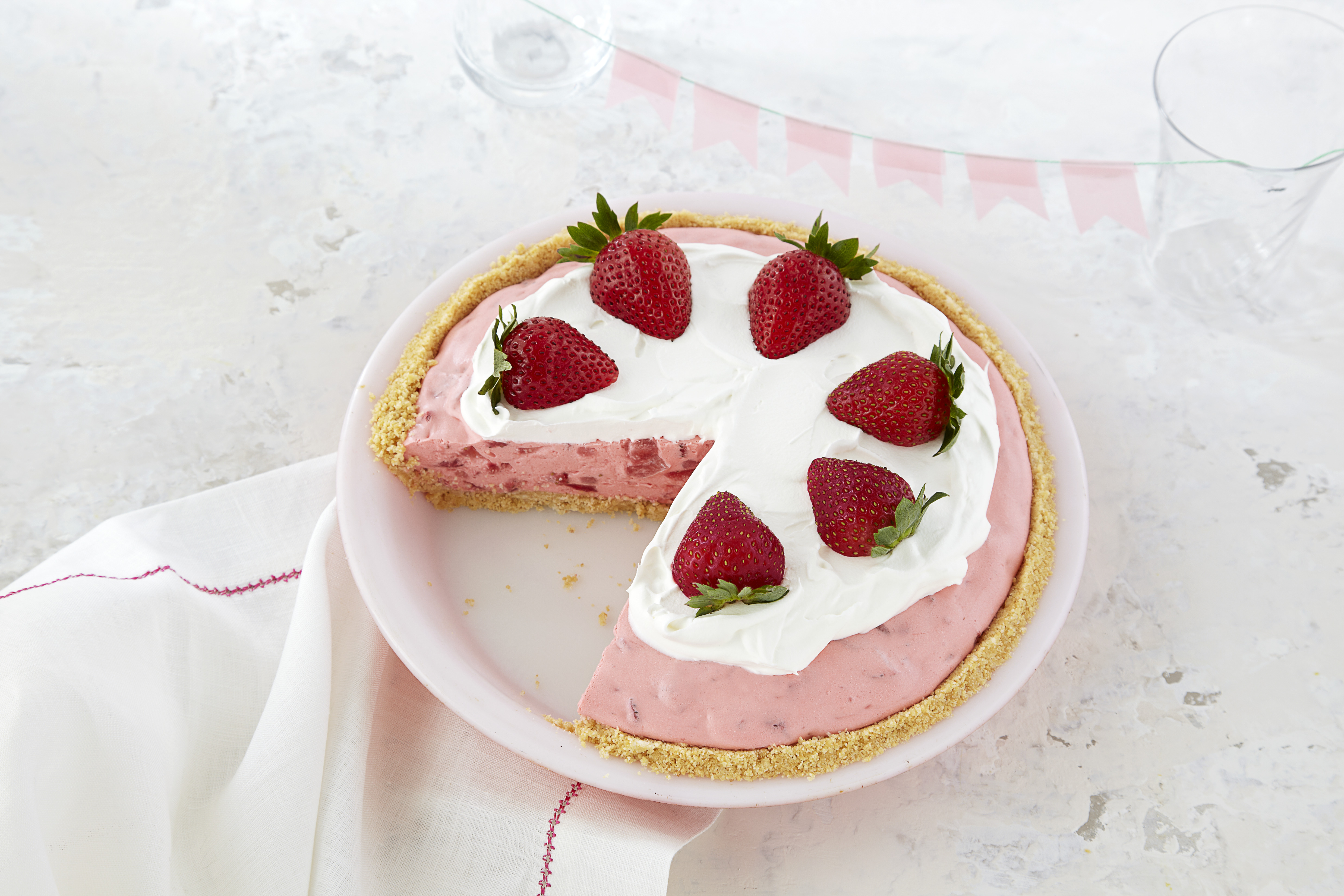 Strawberry Cream Pie Recipe | JELL-O | United States | Recipes - Kraft Heinz