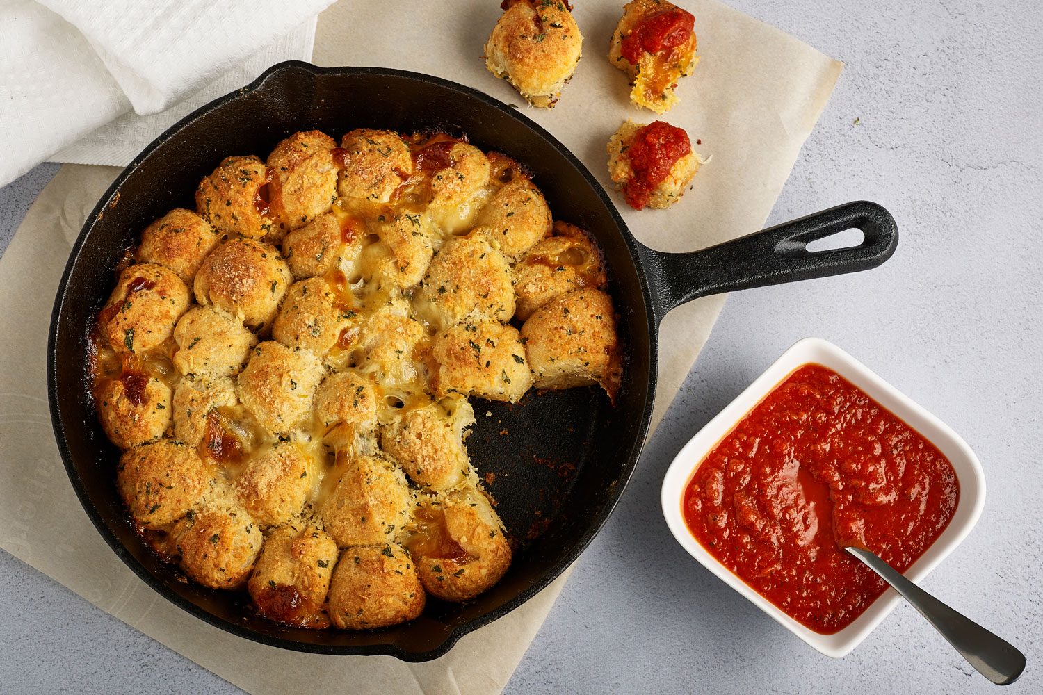 Mozzarella-Stuffed Garlic Monkey Bread | Kraft Cheese | United States | Recipes - Kraft Heinz