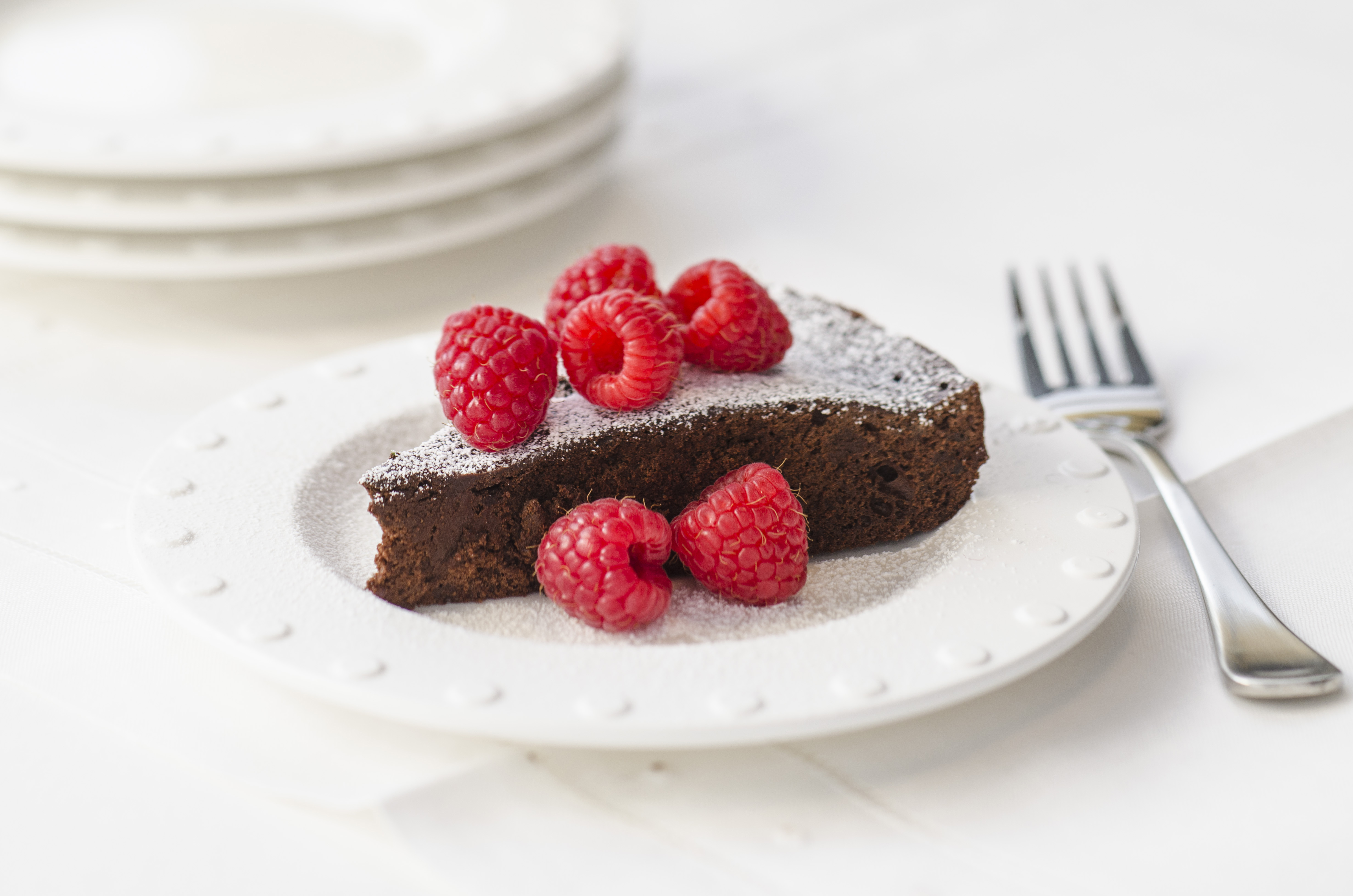 Dark Chocolate Mocha Cake with Raspberries | Maxwell House | Canada | Recipes - Kraft Heinz