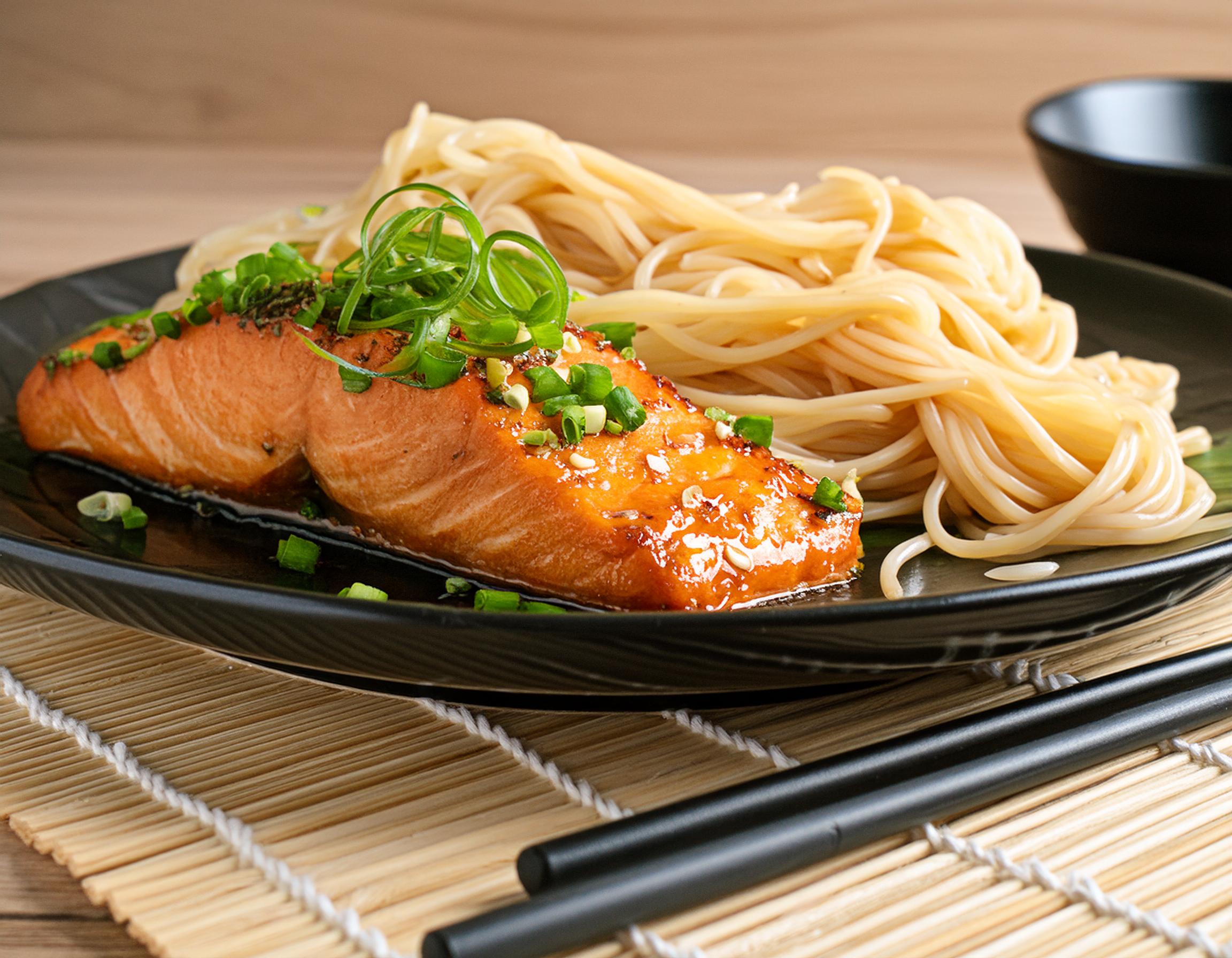 Oven baked sweet chilli salmon stir fry | Amoy | United Kingdom | Recipes - Kraft Heinz