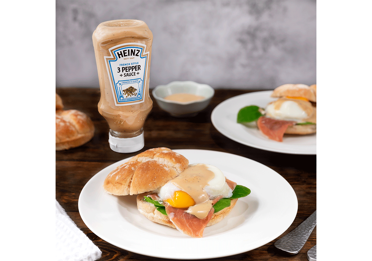 Huevos benedict con salsa 3 pimientas Heinz