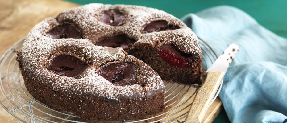 Chocolate, almond and plum cake | Food In A Minute | New Zealand | Recipes - Kraft Heinz