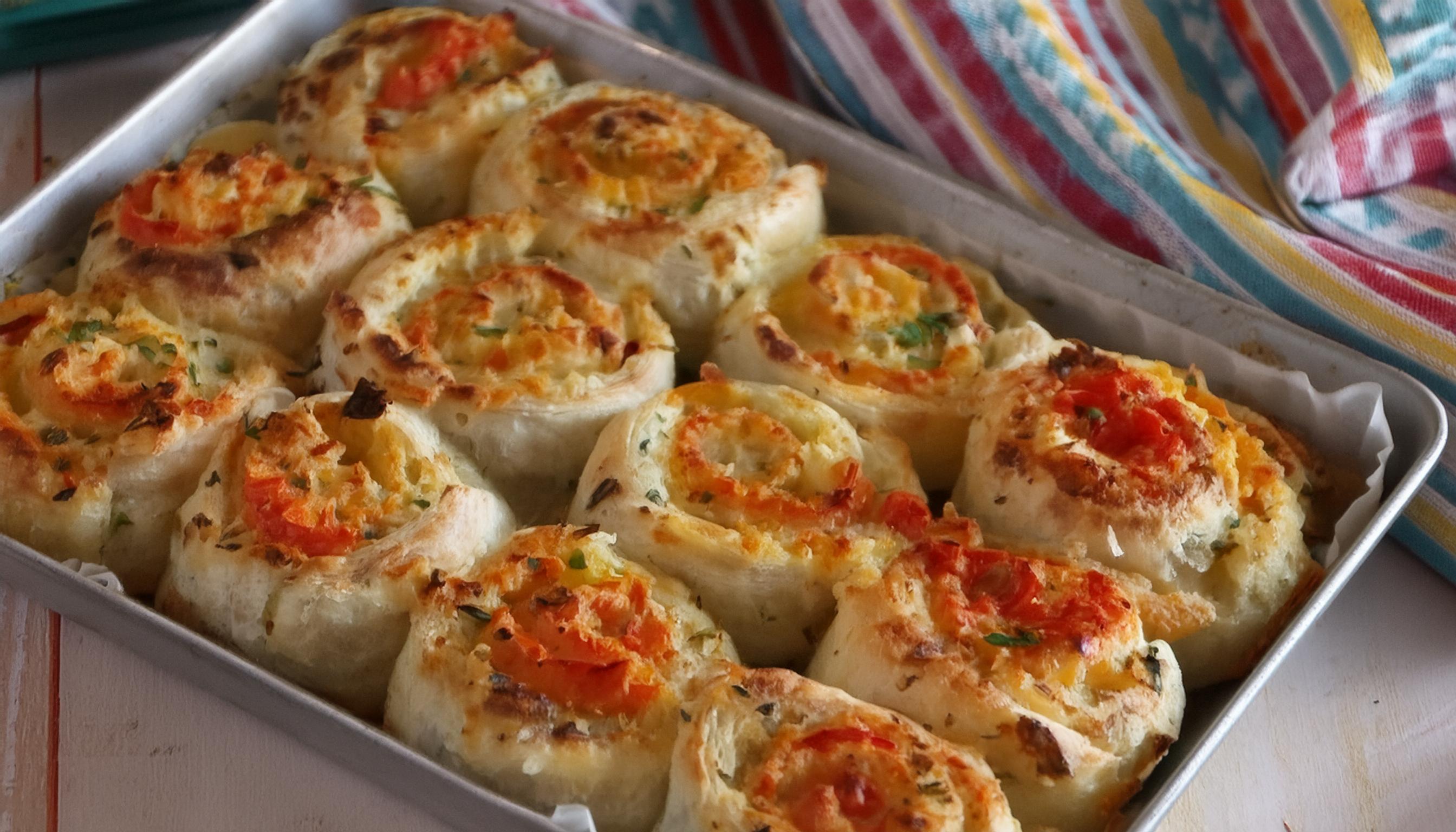 Cheese and tomato pinwheel scones | Food In A Minute | New Zealand | Recipes - Kraft Heinz