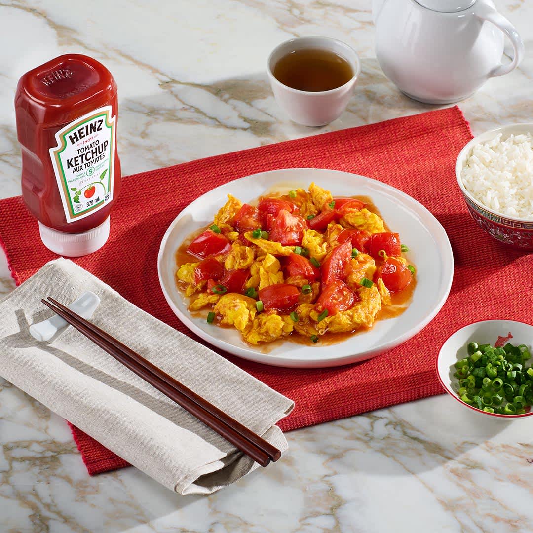 Sauté classique réconfortant d’œufs et de tomates