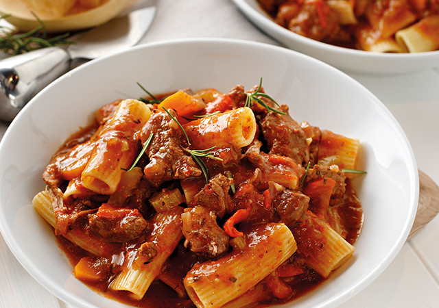 Rigatoni pasta with lamb ragu | Heinz
