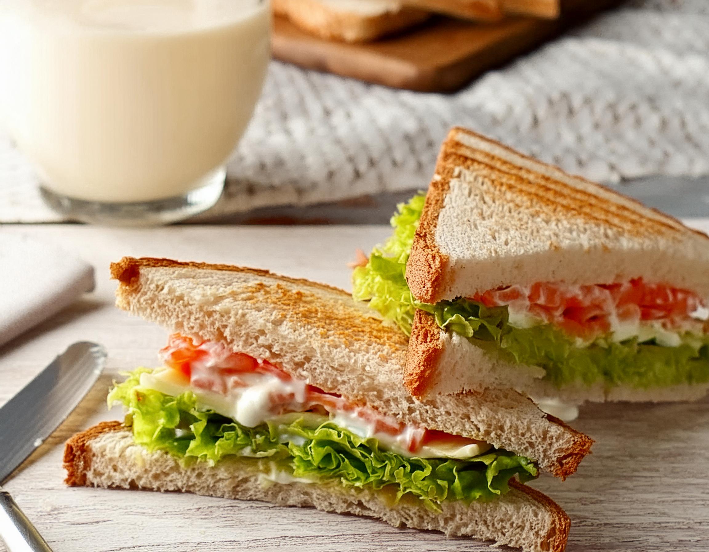 Sandwich al salmone e cetriolo